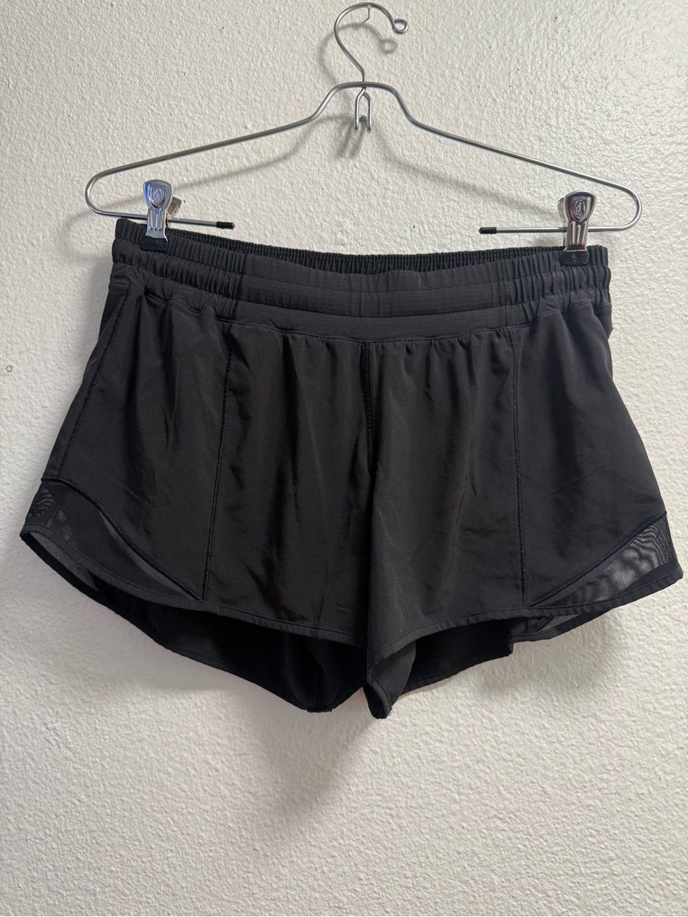 lululemon hotty hot low-rise lined short 2.5 women size 10 shorts running - Picture 2 of 4